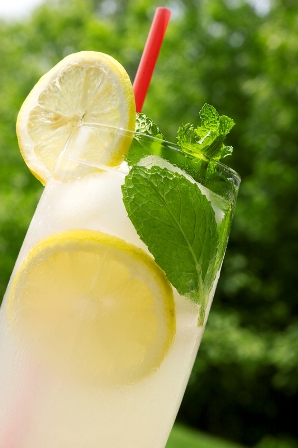 Glass of Lemonade, White Barn Candle, Fresh Lemonade