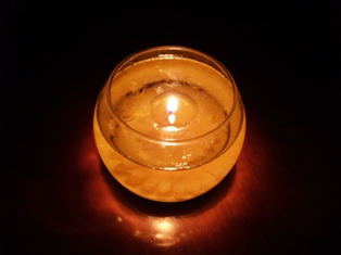 Burning Candle, Candlefind.com, the site for candle lovers